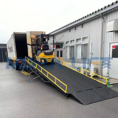 China Building Material Stores Folded Three Sections Warehouse Container Adjustable Loading Ramps for sale