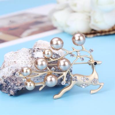 China Fashion Classic Wholesale Brooch Women Jewelry Natural Freshwater Pearl Brooches Flower Shape for sale