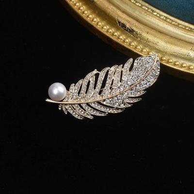 China Latest Price Promotion Jewelry Baroque Pearl Christmas Jewelry Brooches Classic Freshwater Brooch Accessories for sale