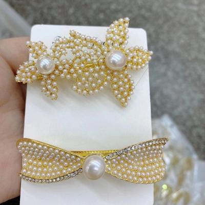 China Latest New Classic Fashion Shiny Luxury Crystal Diamond Rhinestone Pearl Hair Pin Bling Pearl Hair Clip Accessories For Women Girl for sale