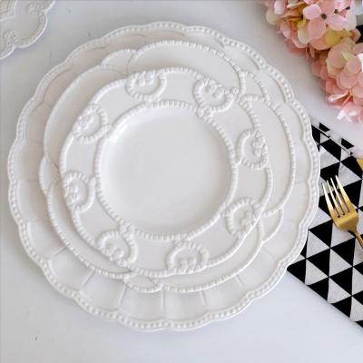 China 13 Inch Viable Pure White Ceramic Plate Dinner Plate Embossed Fruit Snack Dish Dish Party Dish Western Tableware for sale