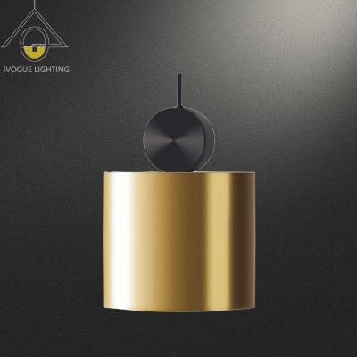 China Hot Selling Simple Design Luxury Linear Gold LED Pendant Light Luxury Hot Selling Modern Led Geometric Ceiling Lamp for sale