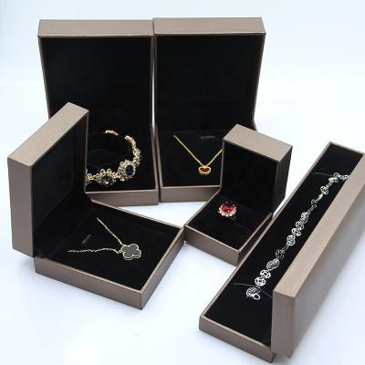 China Cheap Custom High Quality White Paper Cardboard Fresh Flower Packaging Velvet Velvet Ring Necklace Insert Box Jewelry Packaging Boxes for sale