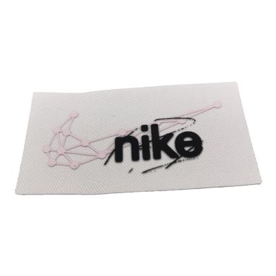 China Sustainable Support Customized Services White Fabric Recycled Sticker Clothing 3D Printed Rubber Label en venta