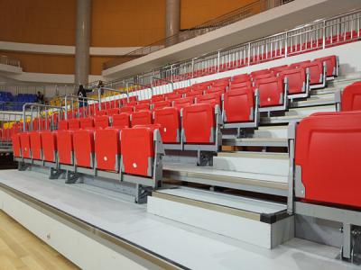 China Bleacher retrátil do HDPE elétrico do controle que assenta com braço de dobramento à venda