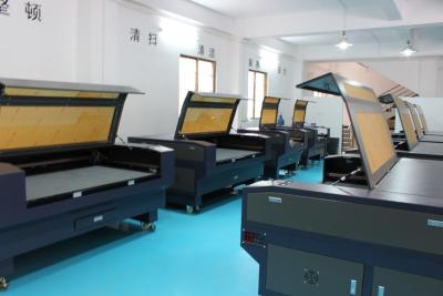 China Fabric cutting machine textile,linen,jean auto feed CO2 laser cutting machine for sale