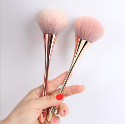 China Fan Brush Slim Plastic Waist Shape Handle Blusher Loose Powder Single Brush Women for sale