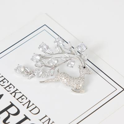 China Fashion 2021 Fashion Zircon Brooch Accessories Cardigan Pin Cute Fawn Shining Temperament Korean Brooch for sale