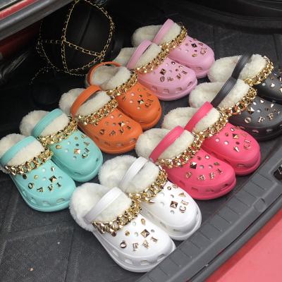 China A024 Massage Women Garden Warm Clogs Comfortable Ladies Sandals With Fur Customize Logo Letter Charms Chain Winter Furry Clog Shoe for sale