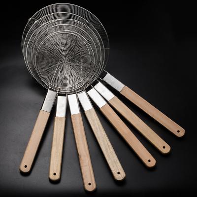 China Wooden Noodle Strainer Mesh Wire Kitchen Colander Strainer Stainless Steel Skimmer Sustainable Style for sale