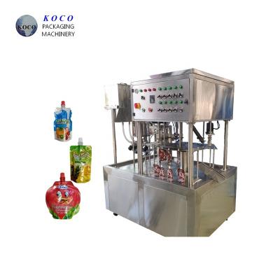 Cina Macchina di rifornimento liquida 1500BPH con coperchio a vite per riempimento e tappatura di succo d'arancia in vendita