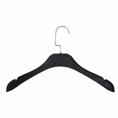 China Eco-friendly 40cm Black Plastic Coat Hanger Hanger For Women's Clothes Store Wooden Surface for sale