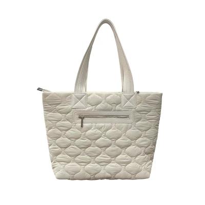 China Custom Waterproof Women Winter Zipper Cotton Filled Soft Beige Shopping Quilted Tote Bag for sale