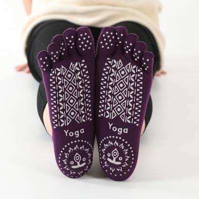 China New Sports Split Toe Sweat-absorbent Solid Color Cotton YOGA Five-Finger Knocks Women's Pilates Deodorant Sports Non-slip Toe Yoga Socks for sale