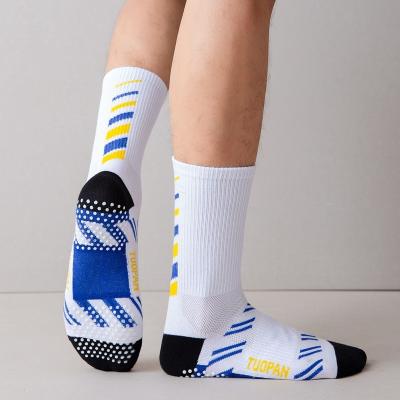 China Sweat-absorbent fashion diagonal jacquard knitted socks factory direct distribution border non-slip men's skateboard cotton socks for sale