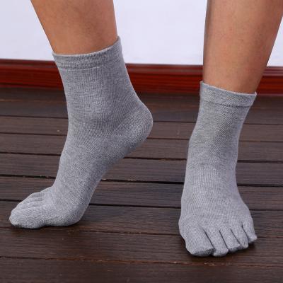 China Other new spring men's mid-tube cotton five-finger socks Amazon hot sale with c logo sports slit toe socks solid color business socks for sale