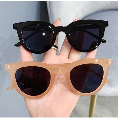 China New Arrival 2021 Eyewear Vintage Frame Sun Glass Shades Small Comfort UV400 Transparent Sunglass Unisex for sale