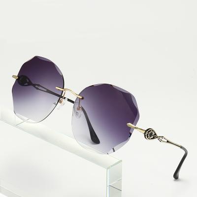 China Classic Fashion Sunglasses Ladies Lens Cut Edge Ombre Metal Round Frameless Sunglasses for sale