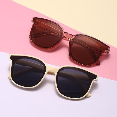 China Fashion Sunglasses Made Custom PC UV400 Multiple Color High Fashion Men And Women Cheap Promotional Sunglasses for sale