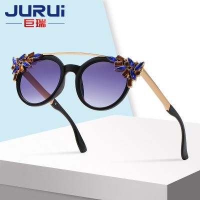 China Fashion Sunglasses Spot Fashionable Durable Exquisite Diamond Sunshade Mirror Ladies Decorative Sunglasses for sale