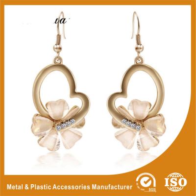 China Metal Chain Heart Shape Pearl Drop Earrings White Gold For Anniversary for sale