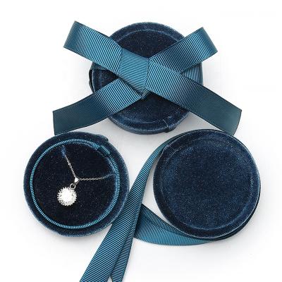 China Vintage Large Velvet Necklace Jewelry Box Vintage Logo Shipping Friendly Luxury Navy Blue Elegant Classic Luxury Necklace Box for sale