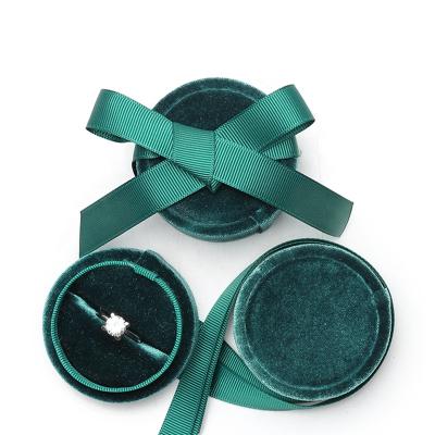 China Emerald Jewelry Green Box Vintage Velvet Jewelry Packaging Box Small Classic Elegant Luxury Dark Green Velvet Jewelry Boxes for sale