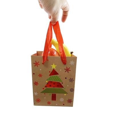 China Recyclable in Stock Customization Merry Christmas Paper Bag Logo Printing White Card Carry Snowflake Gift Packaging Bags for sale