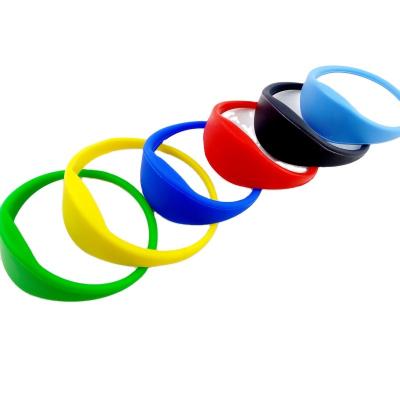 China Waterproof / Waterproof RFID Silicone Wristband NFC Ntg213 Waterproof Wristband For Park for sale