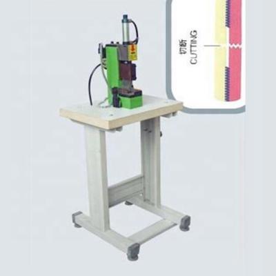 China Garment Shops Semi Automatic Zipper Zigzag Type Plastic Cutting Machine for sale