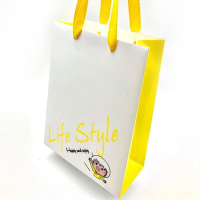 China Outdoor Waterproof Made In Taiwan Paper Bags Gift Paper Bags With Handles For Shopping for sale