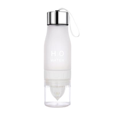 China 650ml Juice Water Bottle Portable H2O Viable Lemon Plastic Water Bottle With Infuser Fruit Water Bottle for sale