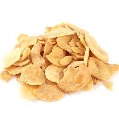 China Dry Hot Sales Customized Vacuum Dehydrated Fried Garlic Slices Popular for sale