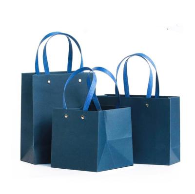 China Handmade wholesale fashion custom boutique clothes shopping gift packaging coated paper bag for sale