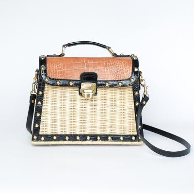 China 2022 Square Beige Small Small Rattan Woven Vintage Lock Vintage Handbag Motion Detection Handbag Inner Box Patch Bag for sale