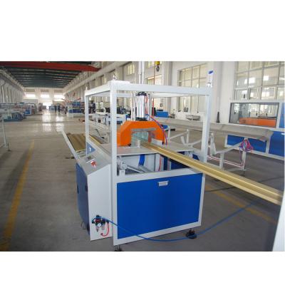 Cina Wood Bar PE PVC WPC Profile Extrusion Machine with Online Embossing Machine and Sanding Machine in vendita