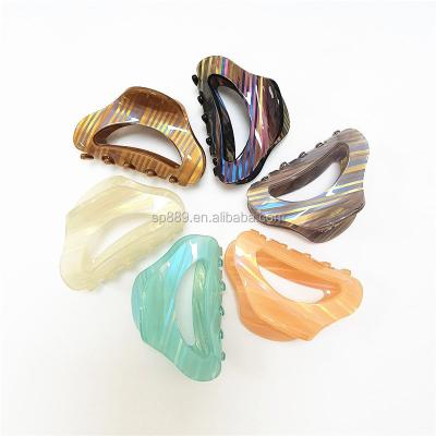 China Wholesale Acrylic Factory Colorful Rainbow Stripe Hollow Shell Shape 5.3cm Hair Claw For Women for sale