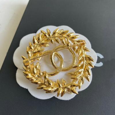 China Popular designer Brooch Wholesale 2021 hot sale brands jewelry luxury designer rhinestone pins pearl cc inspired channel women gg brooch for sale