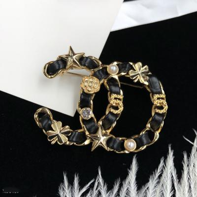 China Popular designer Brooch Wholesale 2021 hot sale brands jewelry luxury designer rhinestone pins pearl cc inspired channel women gg brooch for sale