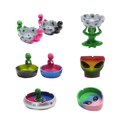 China Durable Cartoon Creative Ashtray Various Design Resin Ashtray Heart Ash Tray Cigar Ashtray for sale