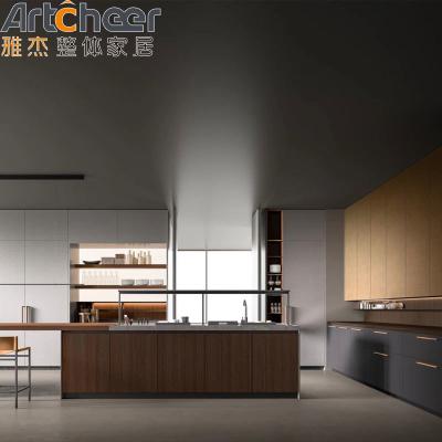 China Italian Kitchen Cabinet Modern Design High End Lacquer and Laminated Finish for sale