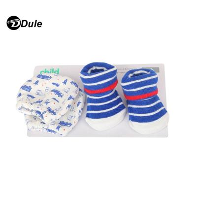 China 201903 100% Cotton Soft Cute Newborn Baby Hand Printed Newborn Gloves And Socks Set 201903 for sale