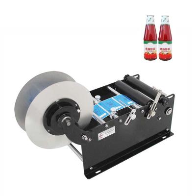 China Adhesive Sticker Food Manual Labeling Machine Single Round Bottle With Handle Labeling Machine Wine Bottle Small Packing Machine for sale