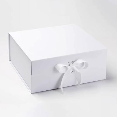 China Magnetic White Foldable Luxury Cosmetics Recyclable Personalized Rigid Packaging Gift Box With Ribbon for sale