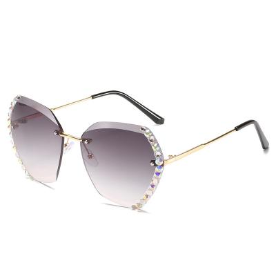 China Personality 2021 Diamond Bling Rhinestone Vintage Sunglasses Hot Selling 2020 Fashion Sunglasses for Women Female for sale