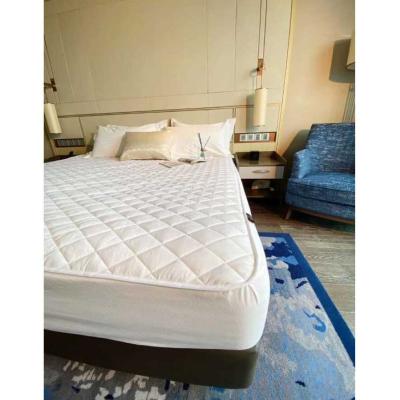 China Anti-Pulling One Piece Cover Device Solid Color Cotton Quilted Thickened Mattress Cover for sale