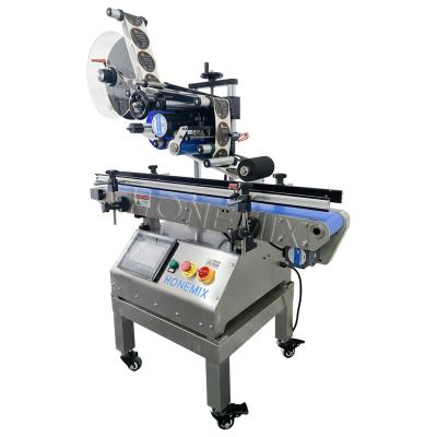 China Kleine semi-automatische etiketteringsmachine 220V / 50Hz platte oppervlakte etiketteringsmachine Te koop