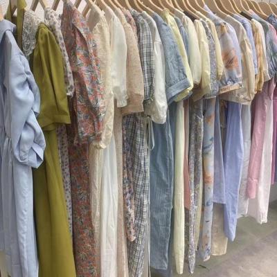 China Second-Hand Clothing International Premium Occasion Bales Mixed Colors Sizes Womens Summer Dresses Used Clothes for sale