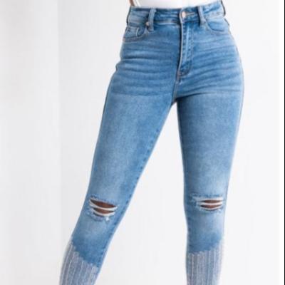 China NEW 2022 TIERED QUICK DRY ANKLE LENGTH JEANS RIPPED SKINNY WOMEN'S JEANS WITH FAUX STONE FRINGE BUTTON CLOSER for sale