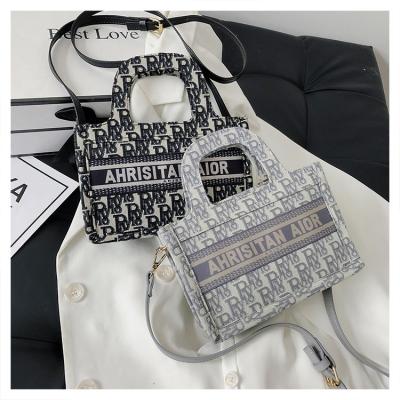 China New one-shoulder messenger bag lady messenger bag fashion hot sale simple luxury hot printing fashion chain handbag for sale